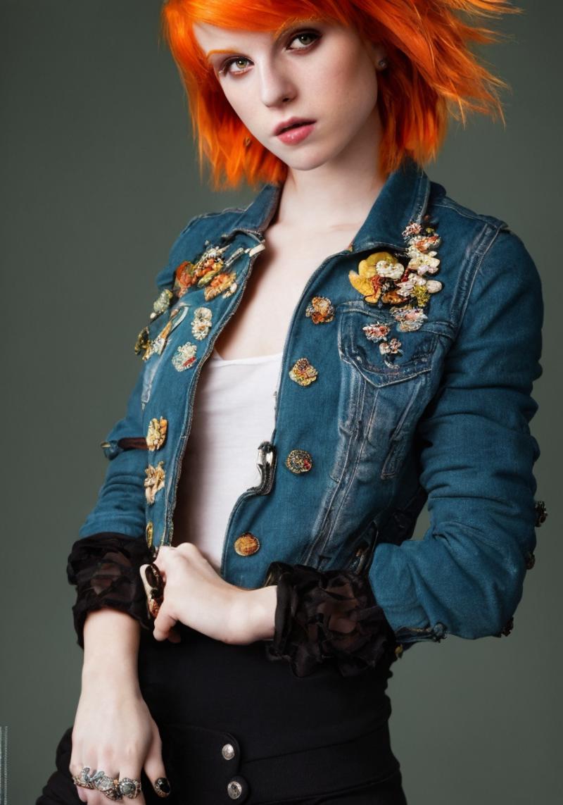 05193-1647584275-hayley williams (sharp focus_1.2), photo, attractive young woman, (beautiful face_1.1), detailed eyes, luscious lips, (winged ey.png